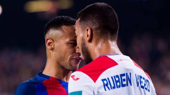 Neymar y Vezo se engancharon en el túnel de vestuarios
