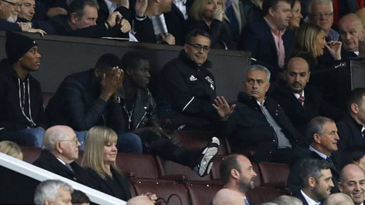 Mourinho regañó a Bailly por hacerse una foto en la grada