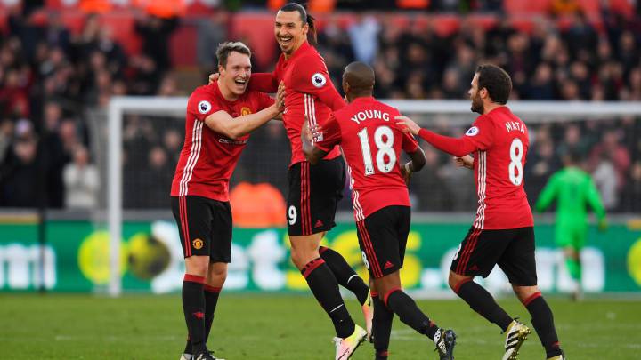 Ibrahimovic y Pogba le dan la victoria al United en Gales