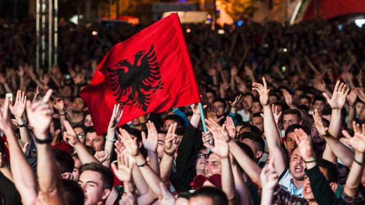 Aficionados albaneses animando a su selección durante la Eurocopa 2016.