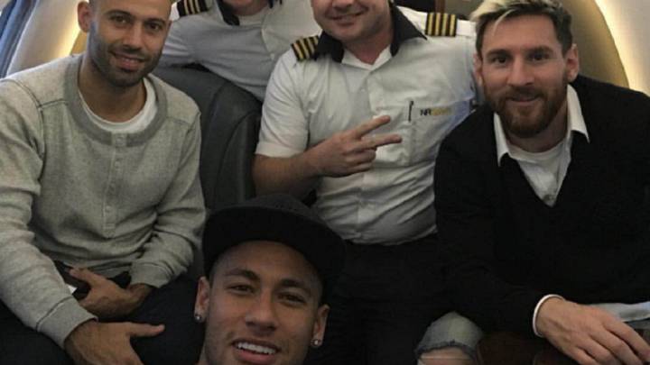 Neymar gives Messi and Mascherano lift on private jet