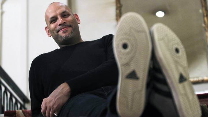 John Amaechi, ex jugador de la NBA., durante una entrevista.