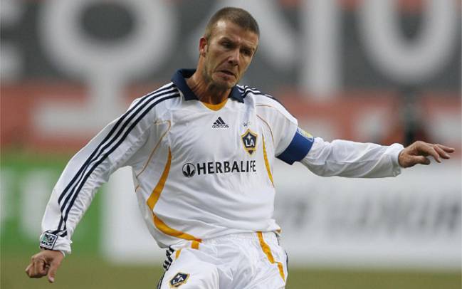 David Beckham golpea el balón en un partido con LA Galaxy de la MLS.
