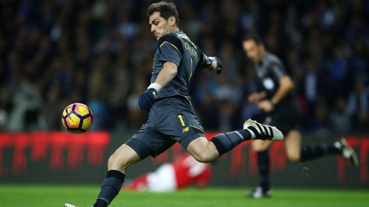 Iker Casillas saca de portería en un partido con el Oporto.