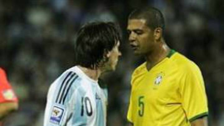El brasileño Felipe Melo se encara con Lionel Messi durante un encuentro entre Argentina y Brasil.