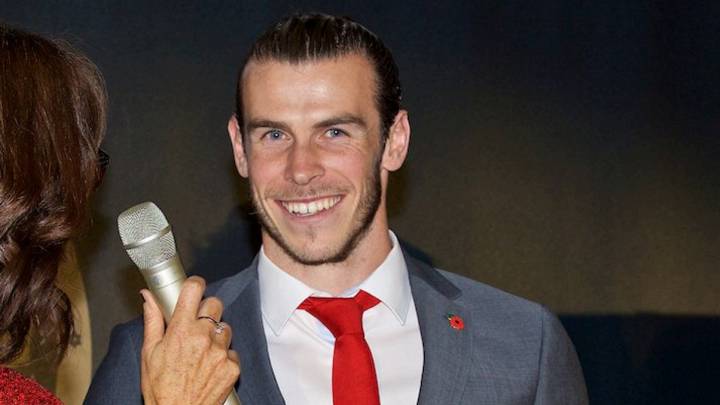 Bale posó en Gales con el trofeo que le acredita como el mejor jugador de su país.