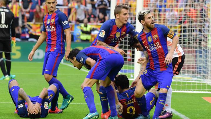 Los jugadores del Barcelona tras el botellazo de Mestalla.