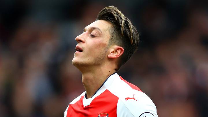 Mesut Özil con la camistea del Arsenal durante un partido de los 'gunners'.
