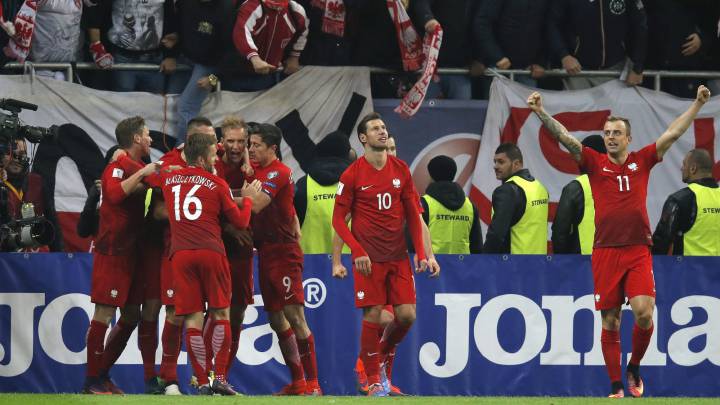 Los jugadores de Polonia celebran uno de los goles ante Rumanía.