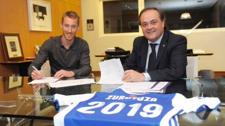 David Zurutuza posa con Jokin Aperribay, tras oficializar su renovación con la Real Sociedad.