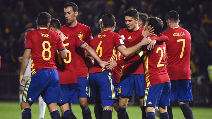 Los jugadores de España celebran el primer gol del equipo, marcado en propia puerta por Darko Velkovski, durante el partido de clasificación para el Mundial Rusia 2018.