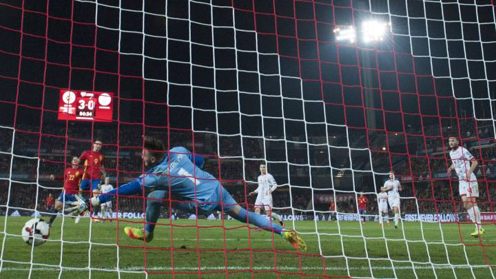Así marcó Aduriz el 'gol de más edad' en la historia de la Selección española. Fue ante Macedonia.