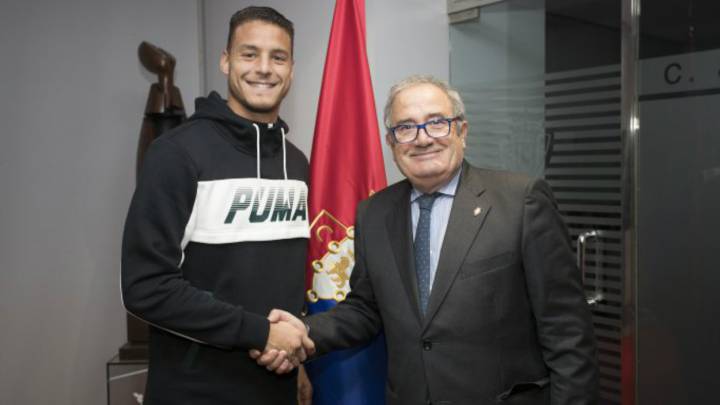 Tano posa junto a Luis Sabalza, presidente de Osasuna.