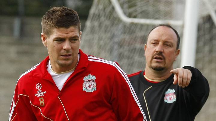Rafa Benítez da instrucciones a Steven Gerrard durante su etapa en el Liverpool.