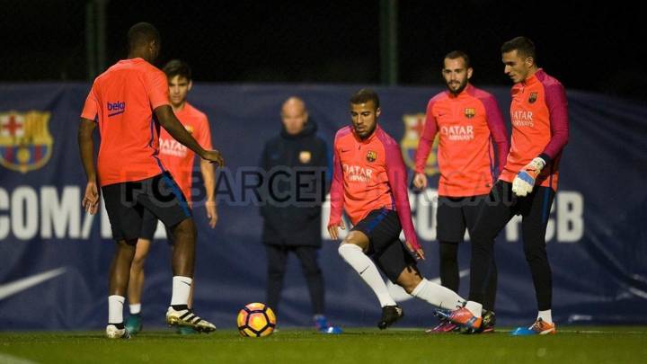 Los jugadores del FC Barcelona Gerard Piqué, Jordi Alba y Mathieu se ejercitaron al margen del grupo que dirige Luis Enrique