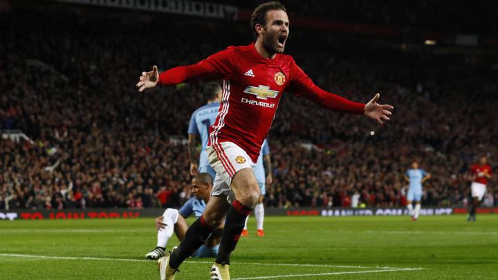 Juan Mata con la camiseta del Manchester United celebra un gol al Manchester City.