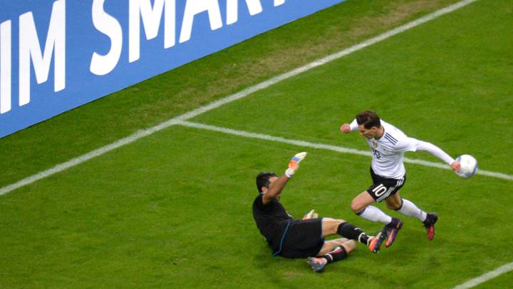 Gianluigi Buffon salva el gol de Leon Goretzka en el Italia 0 - Alemania 0, amistoso disputado en San Siro.