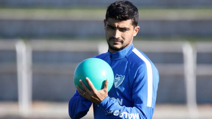 Chory Castro con una pelota azul en el entrenamiento del Málaga