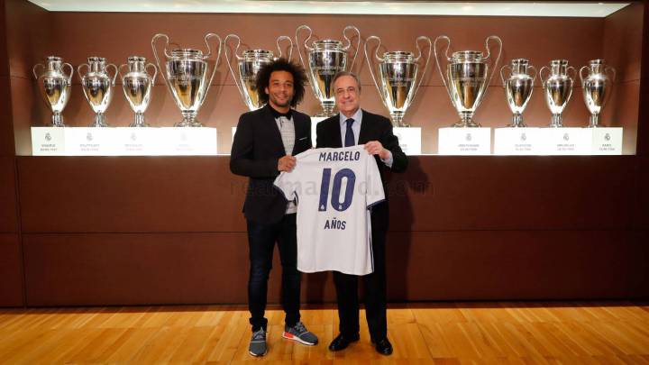 Florentino Pérez obsequia a Marcelo con una camiseta y un reloj como reconocimiento a sus diez años en el Real Madrid.