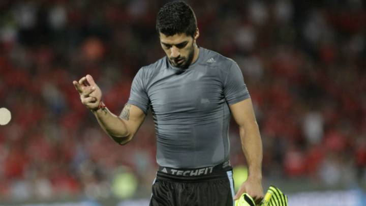 Luis Suárez dedica una peineta a la afición chilena del estadio Nacional tras el Chile 3-1 Uruguay de la clasificación para el Mundial de Rusia 2018.