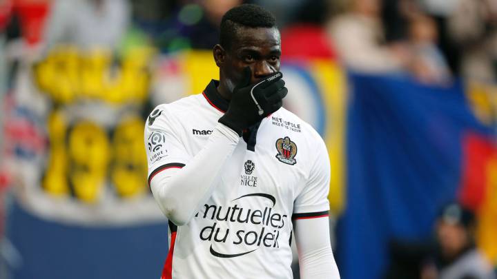Balotelli, de blanco, con la camiseta del Niza se lleva las manos a la boca en un partido.