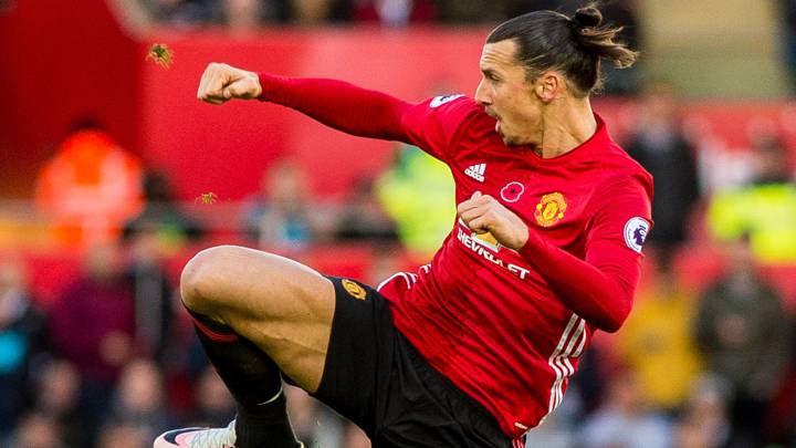Zlatan Ibrahimovic en un salto durante un partido del Manchester United.