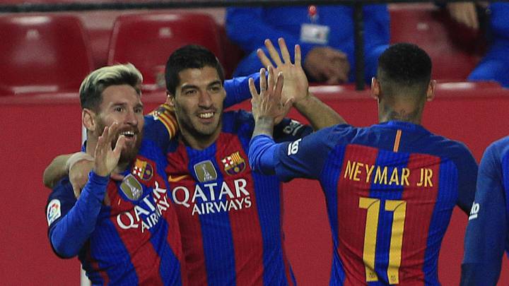 Messi, Luis Suárez y Neymar con la publicidad de Qatar Airways.