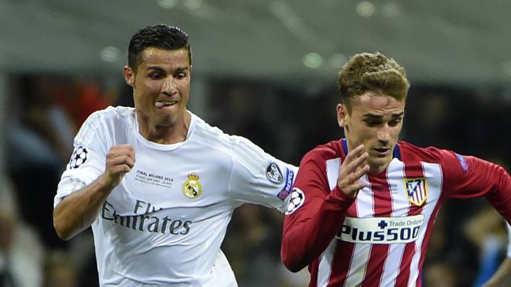 Cristiano Ronaldo intenta robar un balón a Antoine Griezmann en la final de la Champions League de Milán.