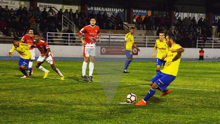 Abel lanza el penalti en el San Roque-Cádiz.
