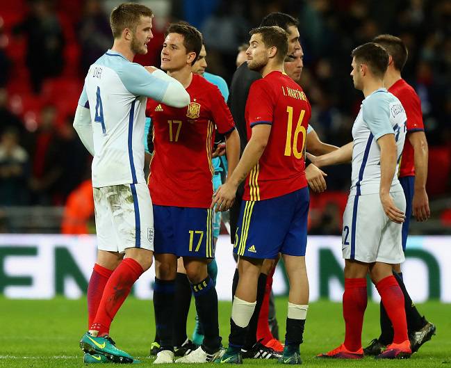 Dier se queja de un codazo de Ander Herrera.