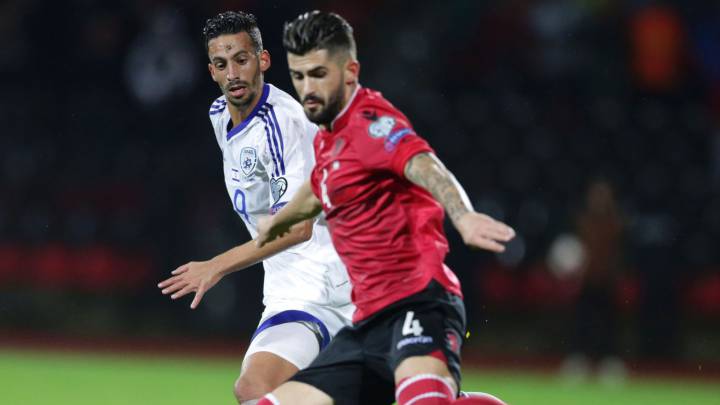 Dos jugadores en el Albania - Israel