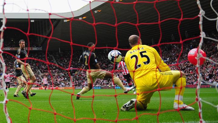 Reina intenta parar un tiro de un jugador del Sunderland, pero rebota en un balón de playa.