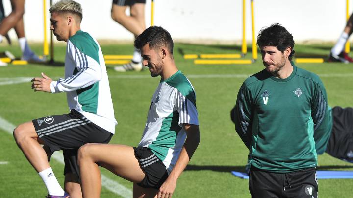 Víctor Sánchez del Amo observa los ejercicios de Dani Ceballos