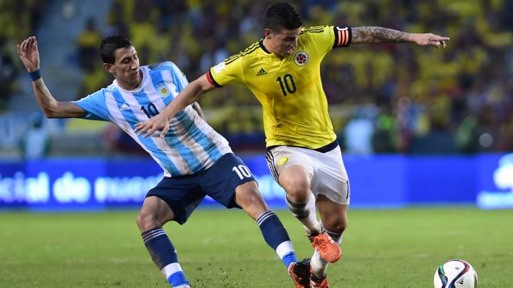 Di María y James, durante el partido entre Argentina y Colombia.