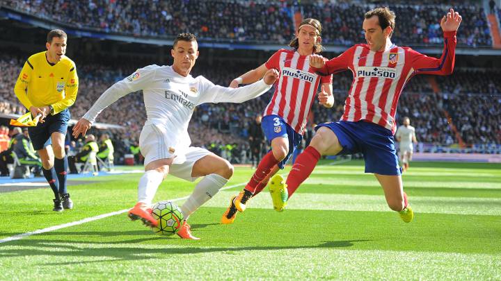 Godín entra a un balón a Cristiano.