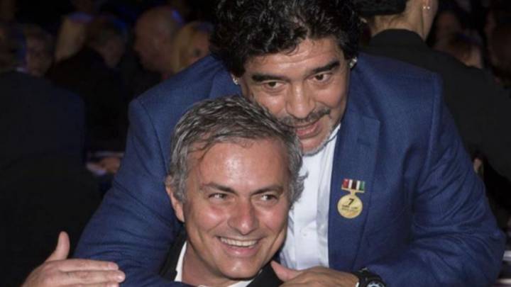 Jose Mourinho, entrenador del Manchester United, junto a Maradona.