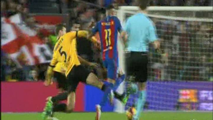 En el partido Barcelona-Málaga el árbitro mostró roja directa a Diego Llorente tras una entrada a Neymar