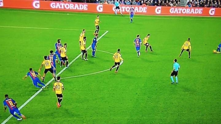 Gol mal anulado a Gerard Piqué por fuera de juego inexistente de André Gomes en el remate previo al centro de Mascherano durante el Barcelona 0-0 Málaga en el Camp Nou.