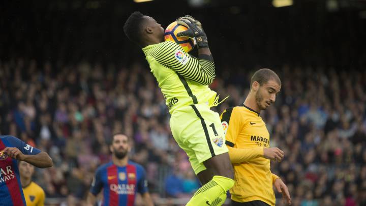 Kameni, portero del Málaga, bloca un balón en el partido ante el Barcelona.