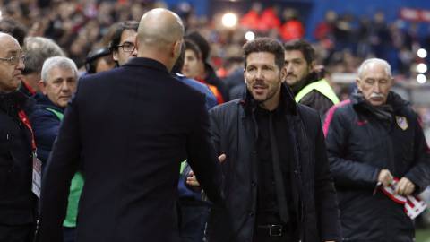 Simeone y Zidane se saludan.