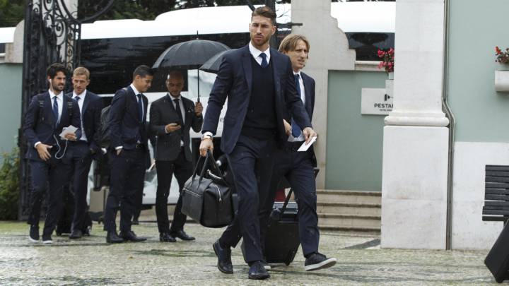 Ramos, junto Modric a su llegada a Lisboa.