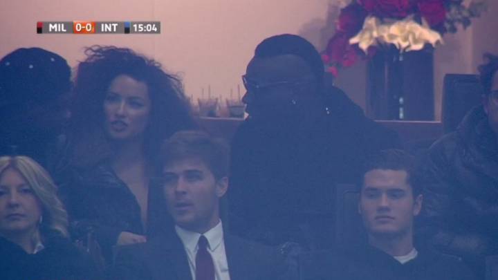 Balotelli, en San Siro, viendo el derbi de Milán.