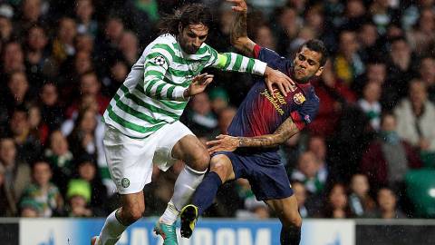 Dani Alves, pugnando por un balón con Samaras durante un Celtic-Barça.