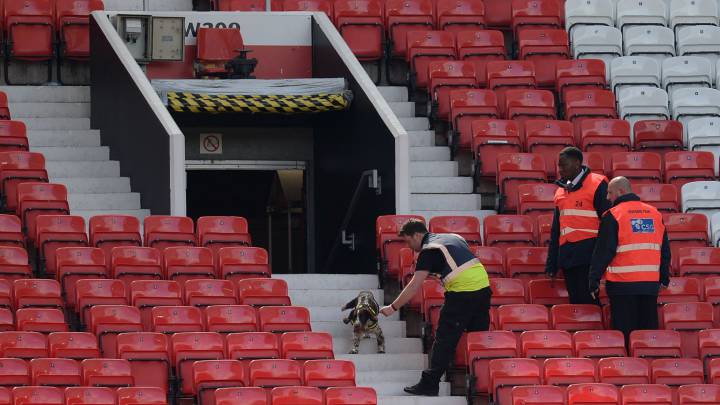Dos aficionados pasaron la noche en los lavabos de Old Trafford para ver un partido gratis.