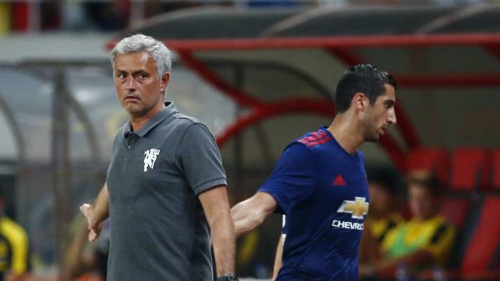 Mourinho y Mkhitaryan se saludan.