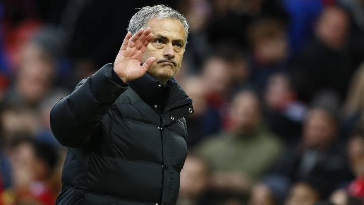 El entrenador portugués del Manchester United José Mourinho prepara 175 millones para gastarse en tres jugadores: Alaba, Van Dijk y Dragovic.