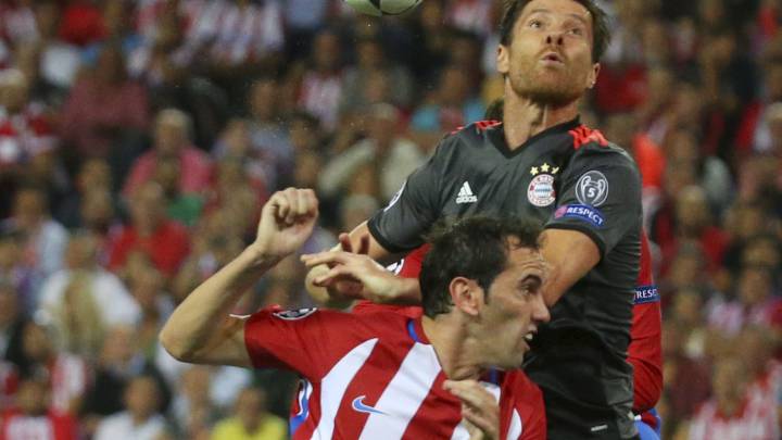Godín disputa un balón ante Xabi Alonso y Boateng.
