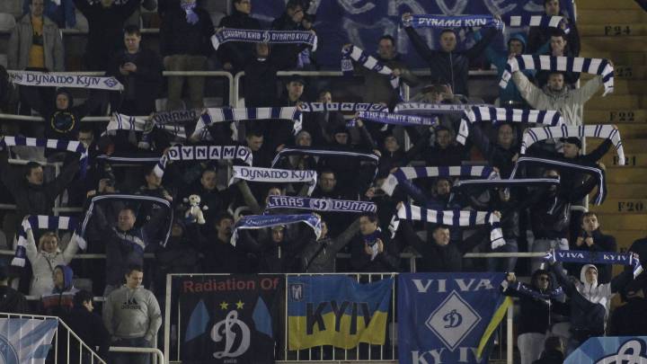 Aficionados del Dinamo de Kiev en un partido en Mestalla.