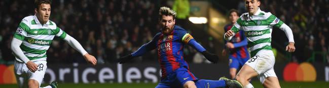 Leo Messi, haciendo el 0-1 en Celtic Park en partido del grupo C de la Champions League entre Celtic y Barcelona.