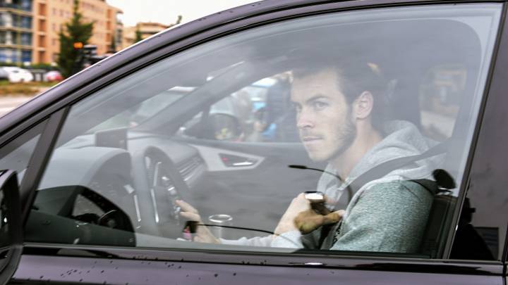 Gareth Bale sale de la clínica Sanitas La Moraleja